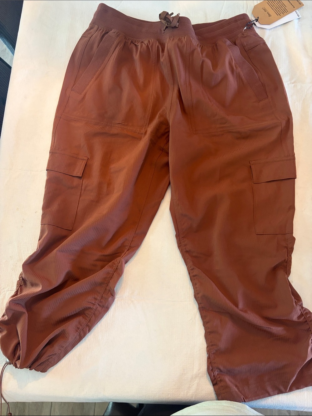 NEW with tags Womens Cargo cropped Jogger Pants - Rust with stretch MEDIUM